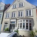 Centrally Located Charming Townhouse - 2nd Floor 岑讷