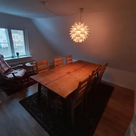Centrally Located Charming Townhouse - 2nd Floor Apartamento *