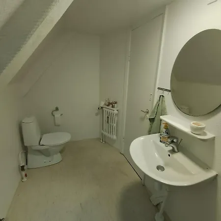 Centrally Located Charming Townhouse - 2nd Floor Apartamento