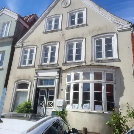 Centrally Located Charming Townhouse - 2nd Floor Tønder