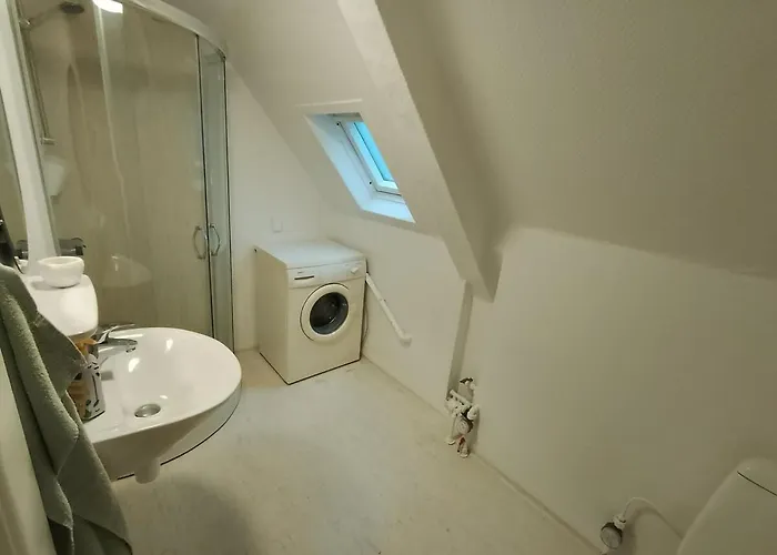 Centrally Located Charming Townhouse - 2nd Floor * Tonder